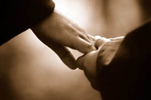 holding-hands Omada autognosias gia enilikes