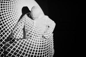 texni dioxnei ti skia tou fovou